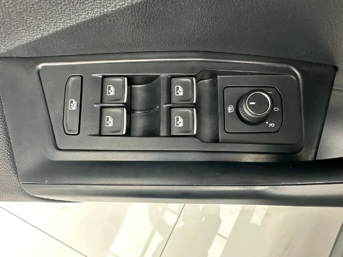 2022 Volkswagen T-Roc 1.4T 150HP L4 7DCT,autocango,china used car exporter,china ev exporter,chinese used car exporter,chinese used ev exporter