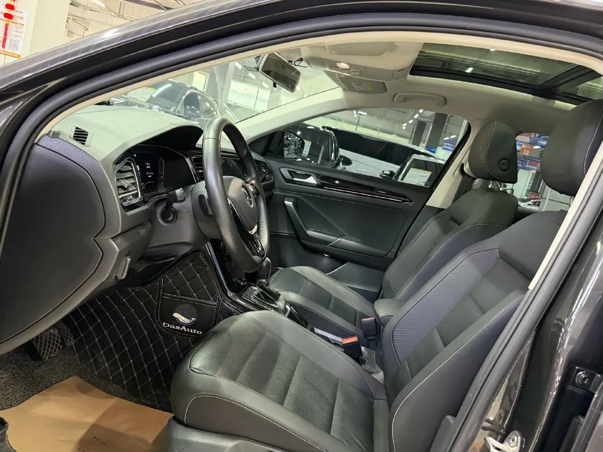 2021 Volkswagen T-Roc 1.4T 150HP L4 7DCT,autocango,china used car exporter,china ev exporter,chinese used car exporter,chinese used ev exporter