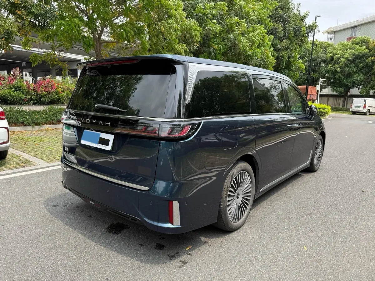 2025 Voyah Dream 1.5T 150HP L4 PHEV 41.7KWH,autocango,china used car exporter,china ev exporter,chinese used car exporter,chinese used ev exporter