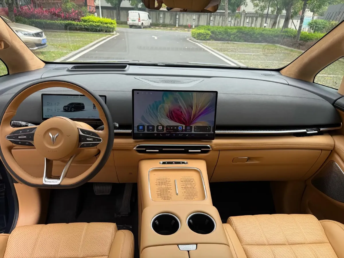 2025 Voyah Dream 1.5T 150HP L4 PHEV 41.7KWH,autocango,china used car exporter,china ev exporter,chinese used car exporter,chinese used ev exporter