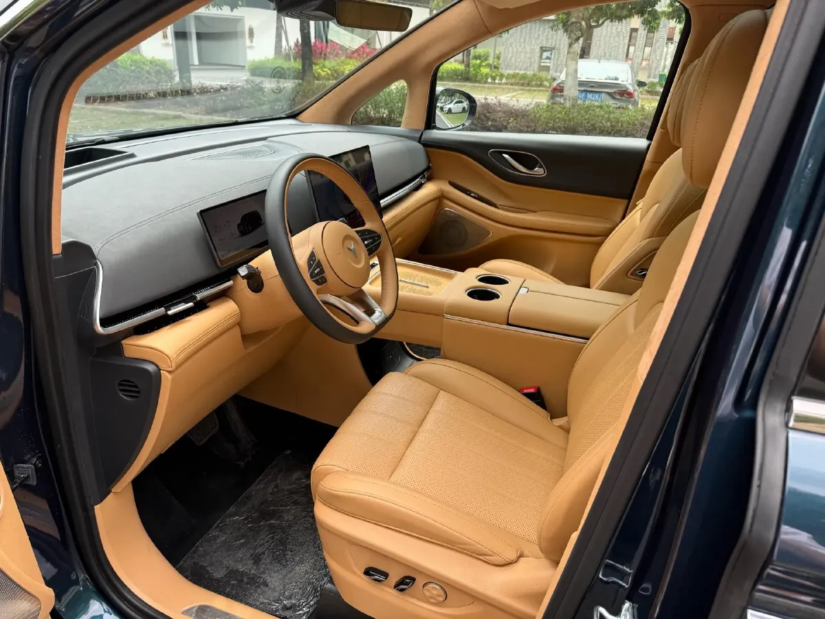 2025 Voyah Dream 1.5T 150HP L4 PHEV 41.7KWH,autocango,china used car exporter,china ev exporter,chinese used car exporter,chinese used ev exporter