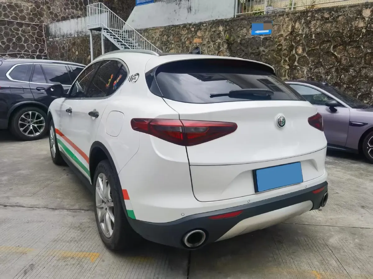 2017 Alfa Romeo Stelvio 2.0T 280HP L4 8AT,autocango,china used car exporter,china ev exporter,chinese used car exporter,chinese used ev exporter