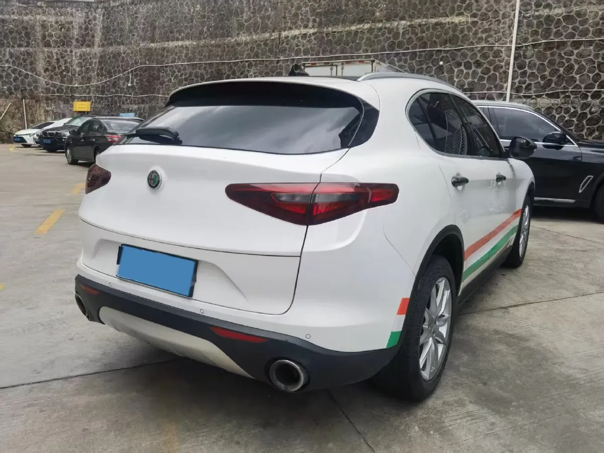 2017 Alfa Romeo Stelvio 2.0T 280HP L4 8AT,autocango,china used car exporter,china ev exporter,chinese used car exporter,chinese used ev exporter
