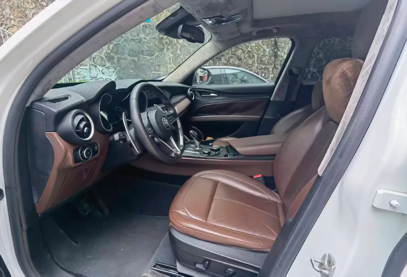 2017 Alfa Romeo Stelvio 2.0T 280HP L4 8AT,autocango,china used car exporter,china ev exporter,chinese used car exporter,chinese used ev exporter