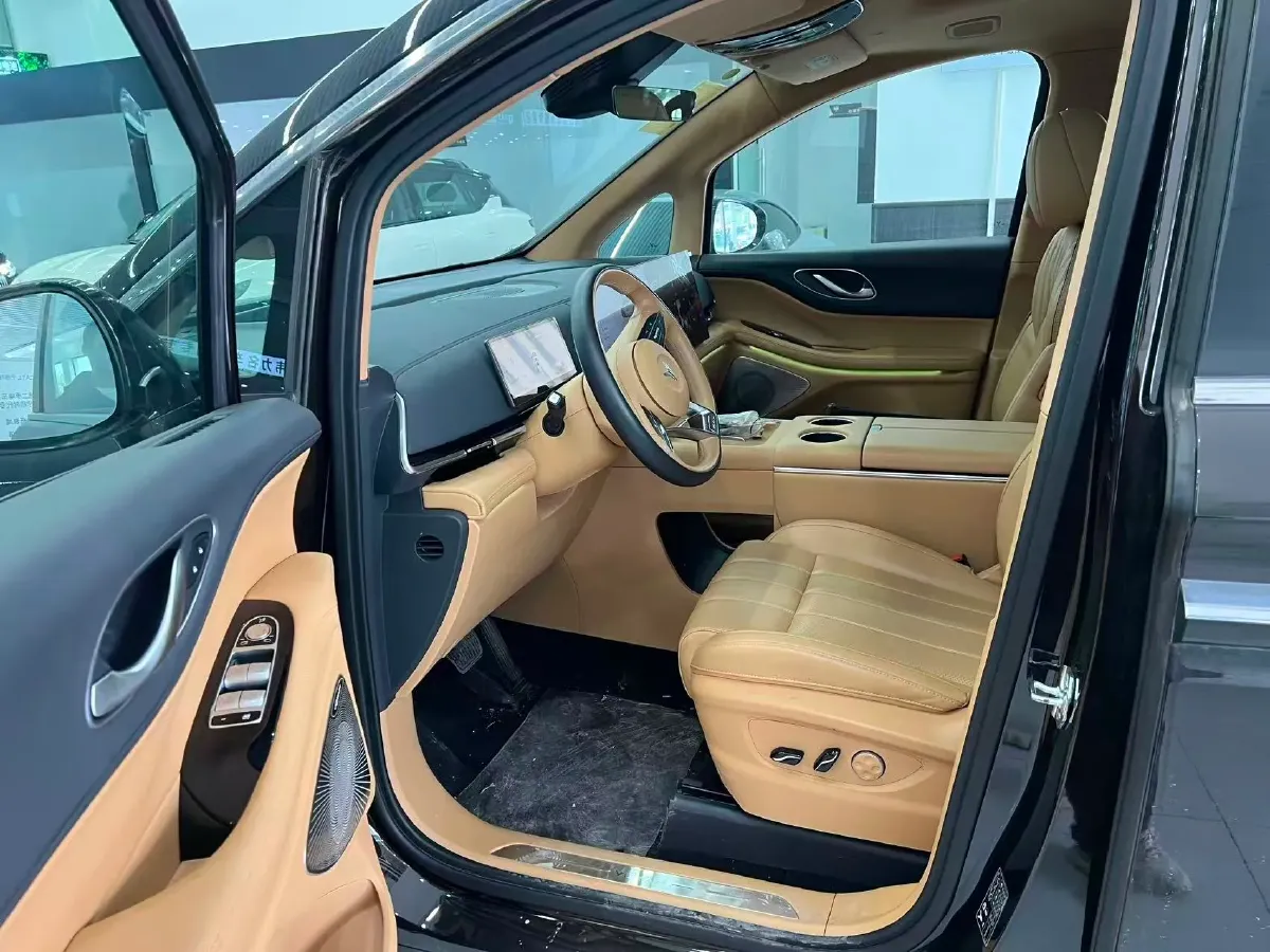 2025 Voyah Dream 1.5T 150HP L4 PHEV 41.7KWH,autocango,china used car exporter,china ev exporter,chinese used car exporter,chinese used ev exporter