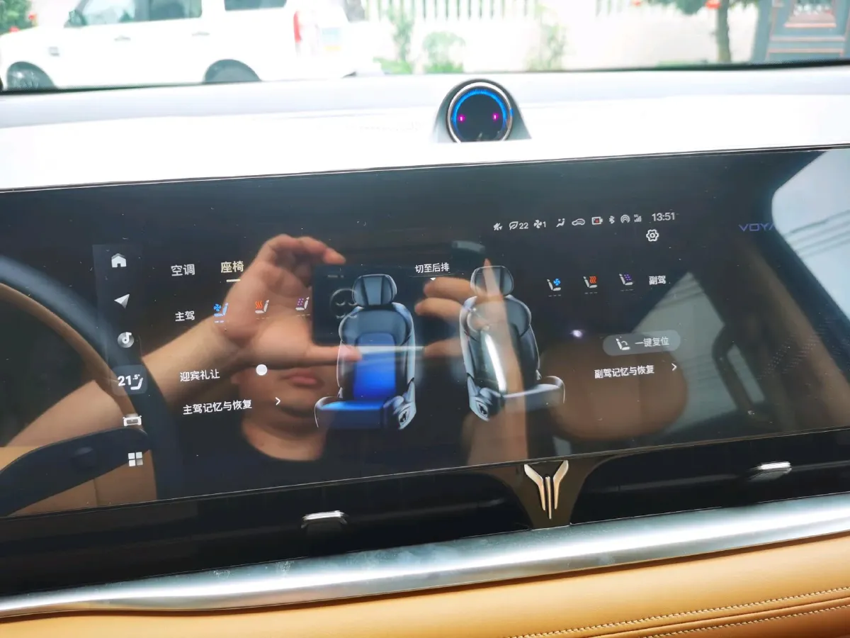 2024 Voyah Dream 1.5T 150HP L4 PHEV 43KWH,autocango,china used car exporter,china ev exporter,chinese used car exporter,chinese used ev exporter