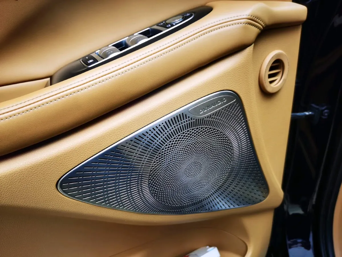 2024 Voyah Dream 1.5T 150HP L4 PHEV 43KWH,autocango,china used car exporter,china ev exporter,chinese used car exporter,chinese used ev exporter