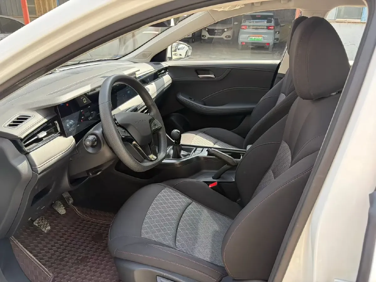 2023 Roewe i5 1.5L 129HP L4 5MT,autocango,china used car exporter,china ev exporter,chinese used car exporter,chinese used ev exporter