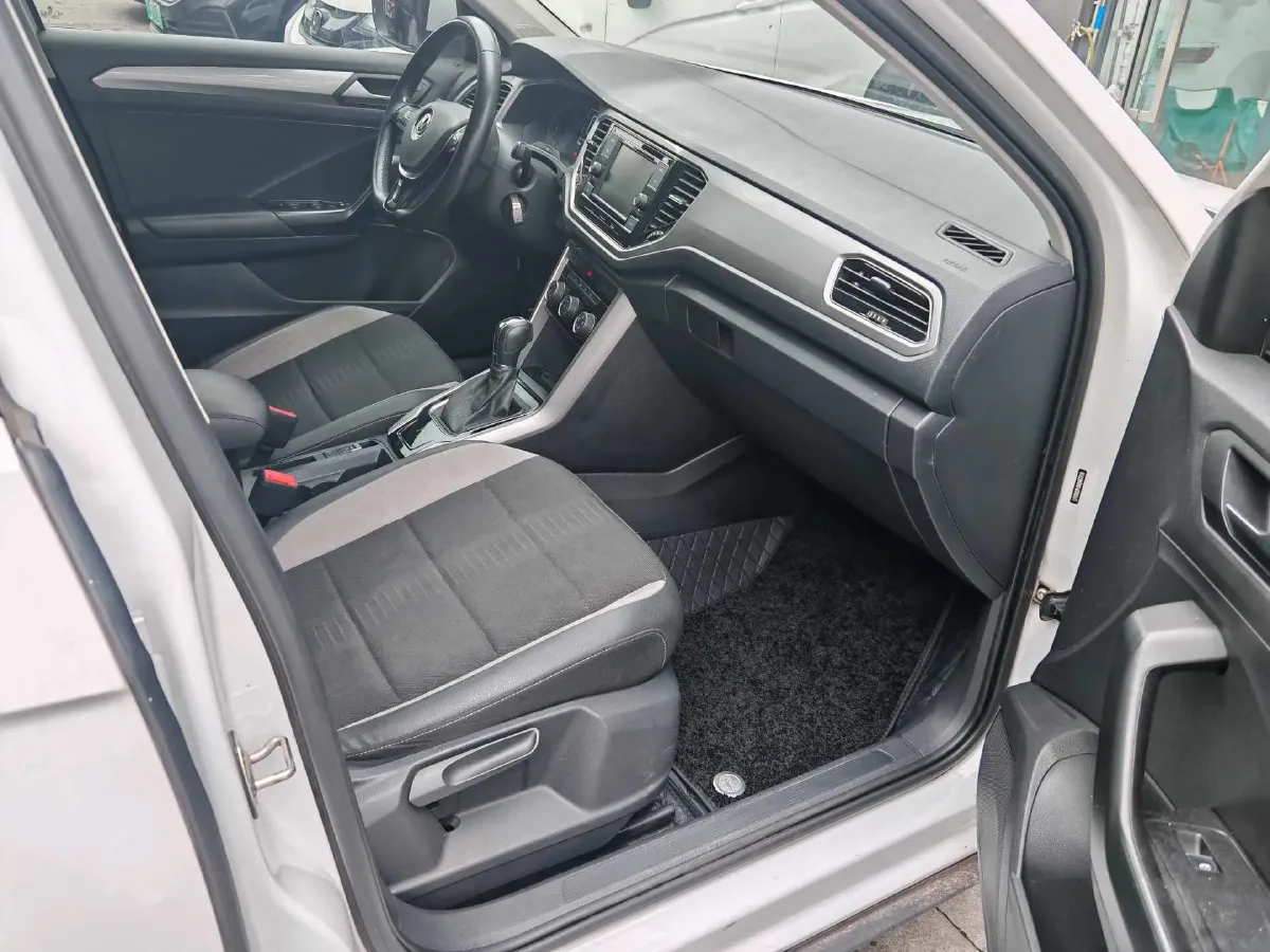 2019 Volkswagen T-Roc 1.4T 131HP L4 7DCT,autocango,china used car exporter,china ev exporter,chinese used car exporter,chinese used ev exporter