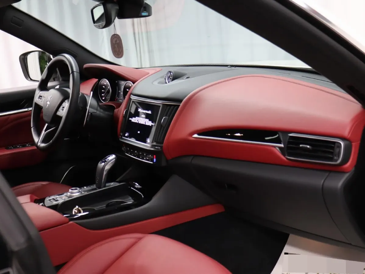 2022 Maserati Levante 2.0T 330HP L4 8AT,autocango,china used car exporter,china ev exporter,chinese used car exporter,chinese used ev exporter