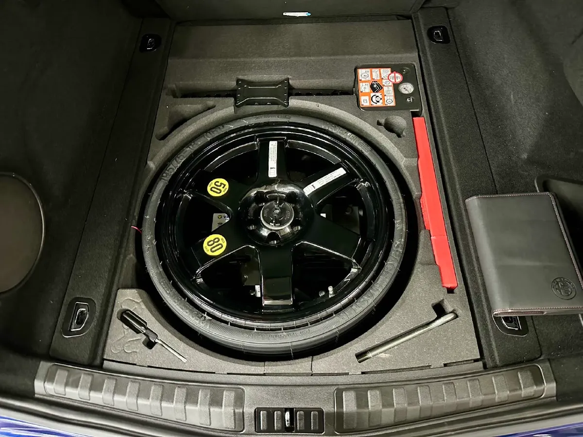 2017 Jaguar XE 2.0T 240HP L4 8AT,autocango,china used car exporter,china ev exporter,chinese used car exporter,chinese used ev exporter