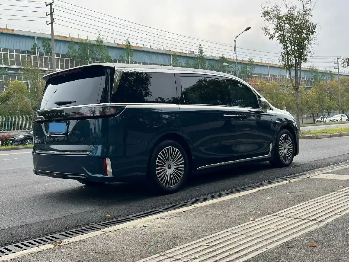 2024 Voyah Dream 1.5T 150HP L4 PHEV 43KWH,autocango,china used car exporter,china ev exporter,chinese used car exporter,chinese used ev exporter