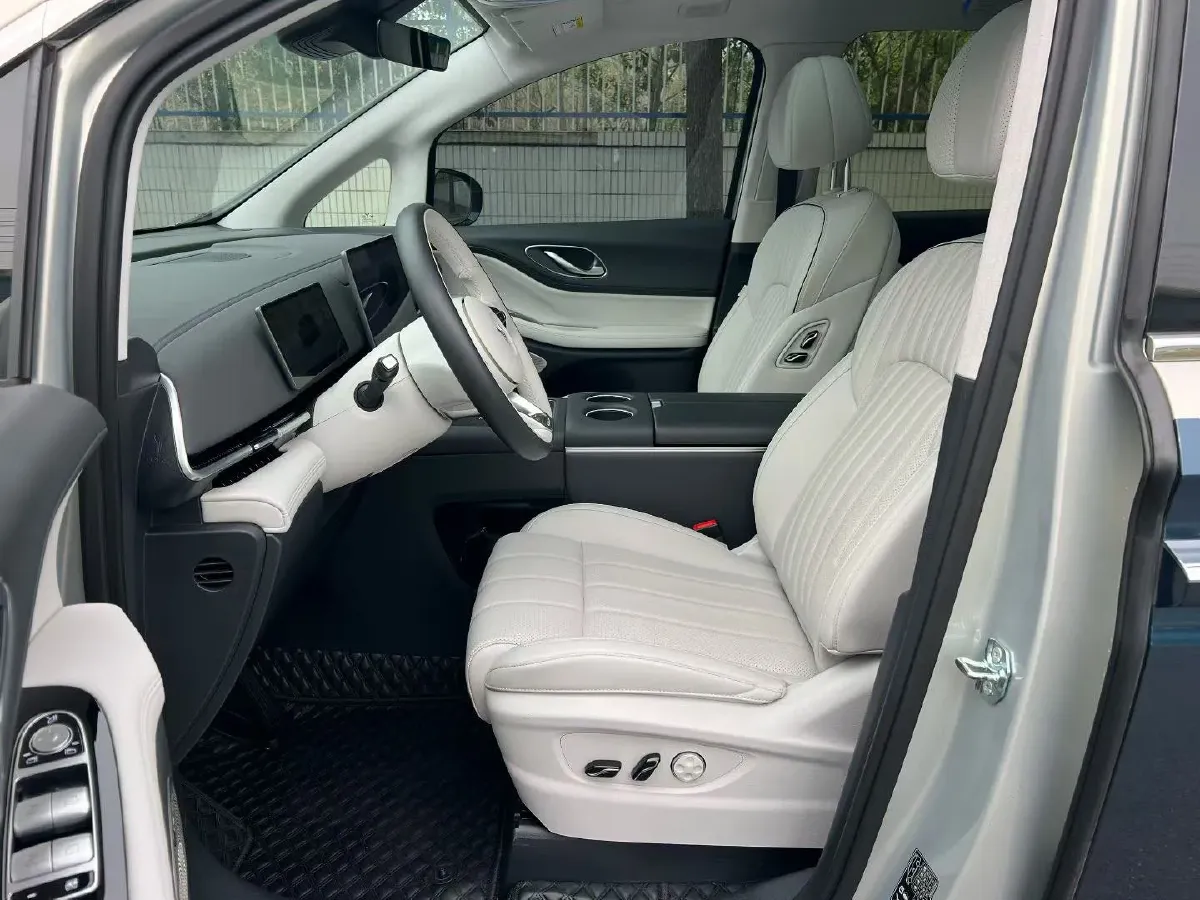 2024 Voyah Dream 1.5T 150HP L4 PHEV 43KWH,autocango,china used car exporter,china ev exporter,chinese used car exporter,chinese used ev exporter