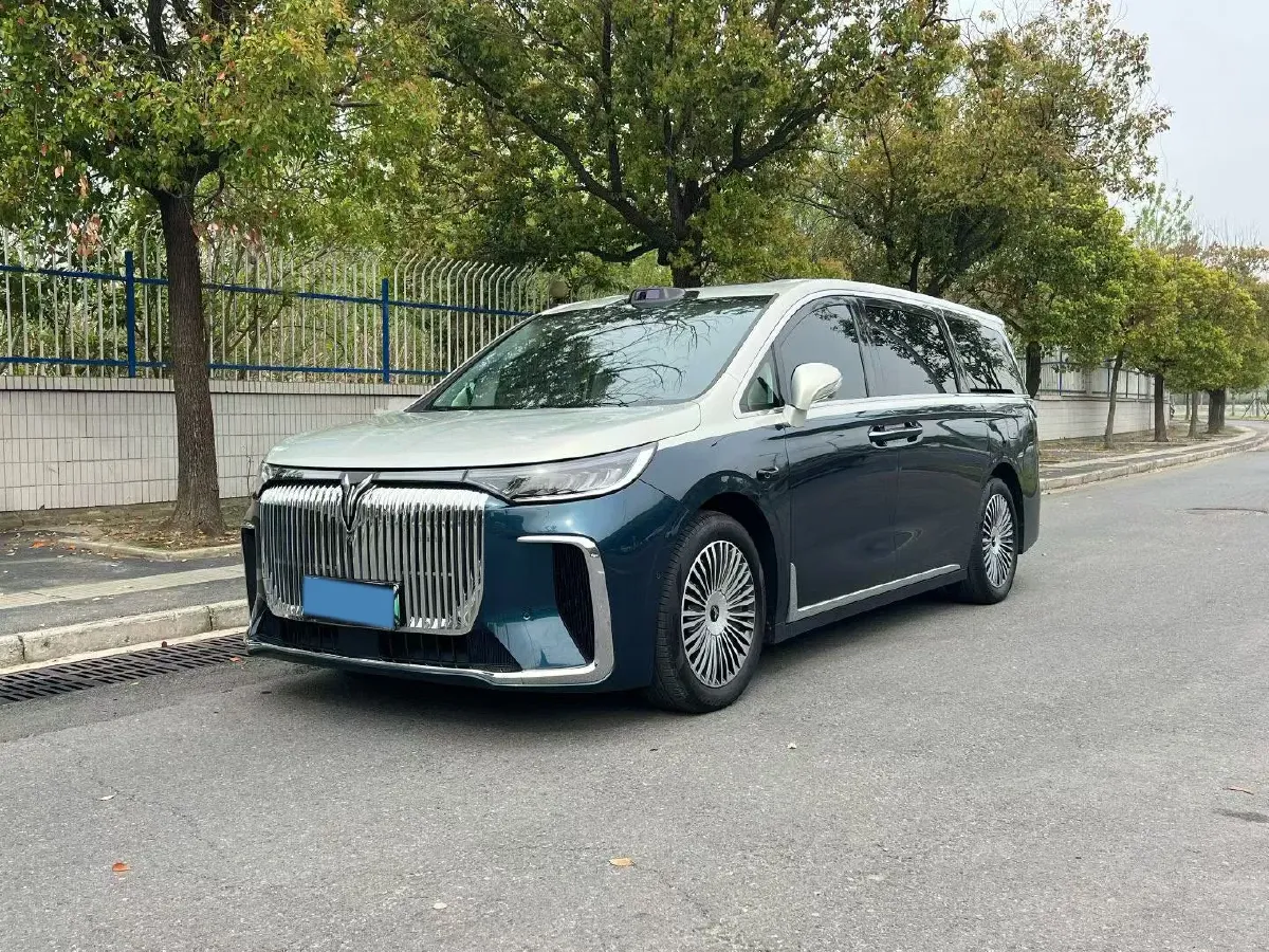 2024 Voyah Dream 1.5T 150HP L4 PHEV 43KWH,autocango,china used car exporter,china ev exporter,chinese used car exporter,chinese used ev exporter