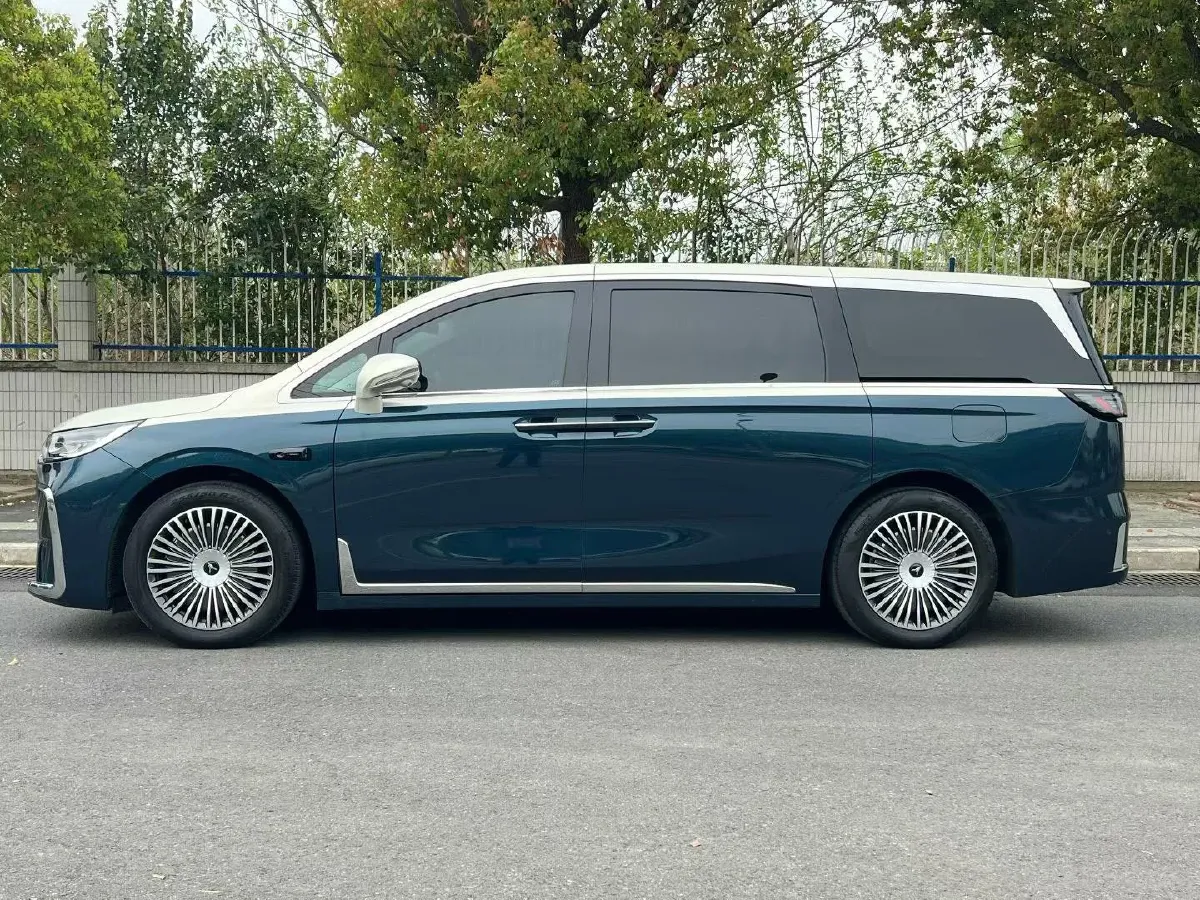 2024 Voyah Dream 1.5T 150HP L4 PHEV 43KWH,autocango,china used car exporter,china ev exporter,chinese used car exporter,chinese used ev exporter