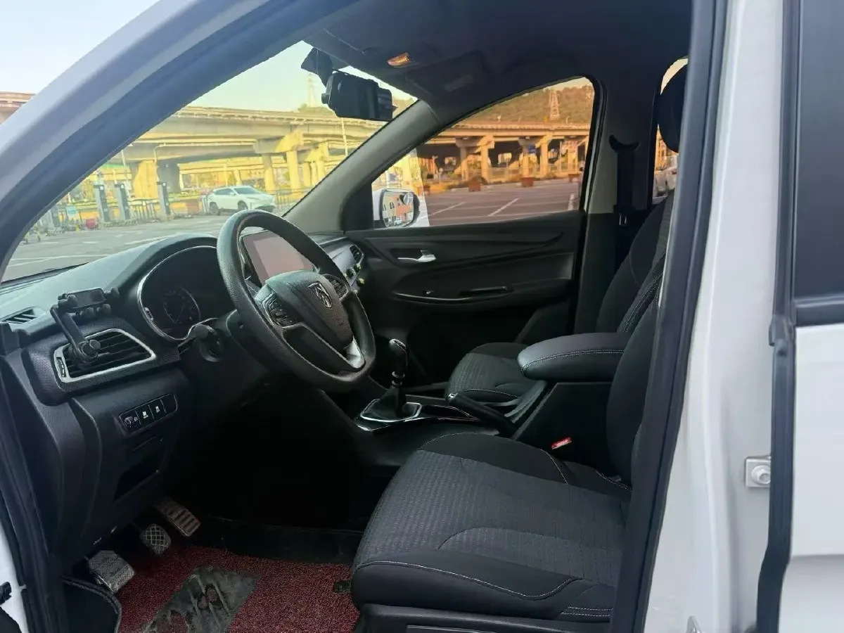 2019 BaoJun 730 1.5L 112HP L4 6MT,autocango,china used car exporter,china ev exporter,chinese used car exporter,chinese used ev exporter