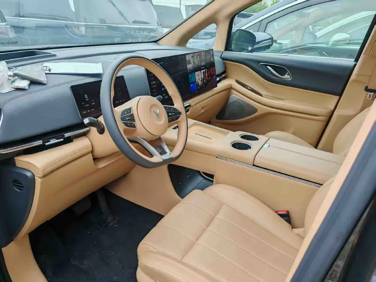 2025 Voyah Dream 1.5T 150HP L4 PHEV 41.7KWH,autocango,china used car exporter,china ev exporter,chinese used car exporter,chinese used ev exporter