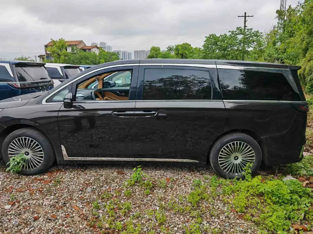 2025 Voyah Dream 1.5T 150HP L4 PHEV 41.7KWH,autocango,china used car exporter,china ev exporter,chinese used car exporter,chinese used ev exporter