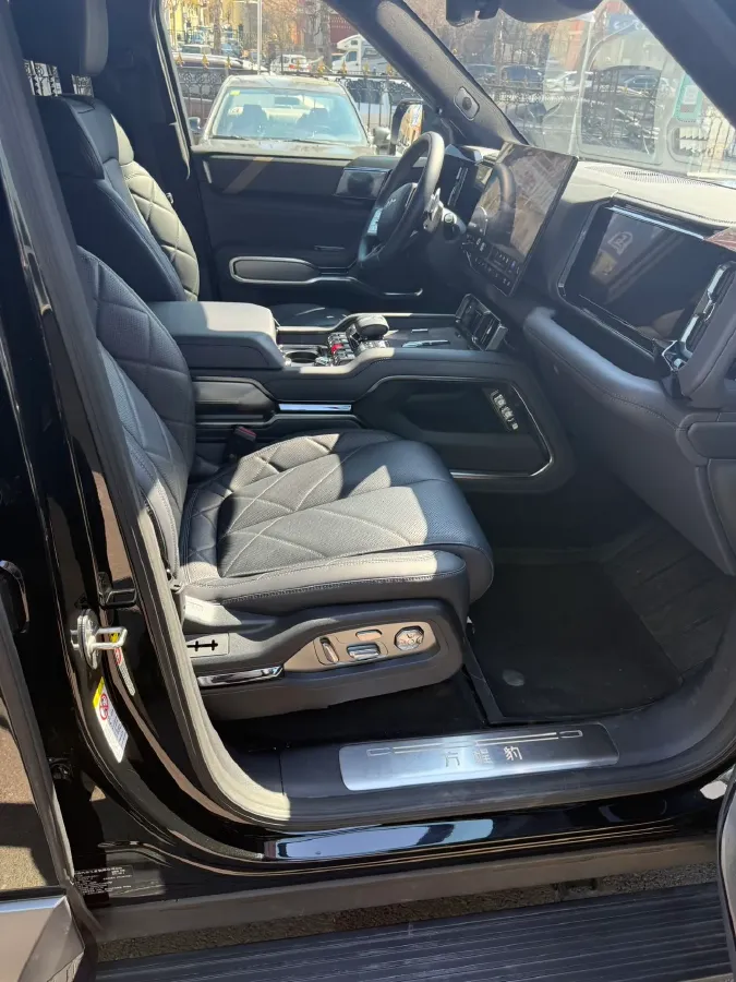 2025 FangChengBao Bao 8 2.0T 245HP L4 E-CVT PHEV 36.8KWH,autocango,china used car exporter,china ev exporter,chinese used car exporter,chinese used ev exporter