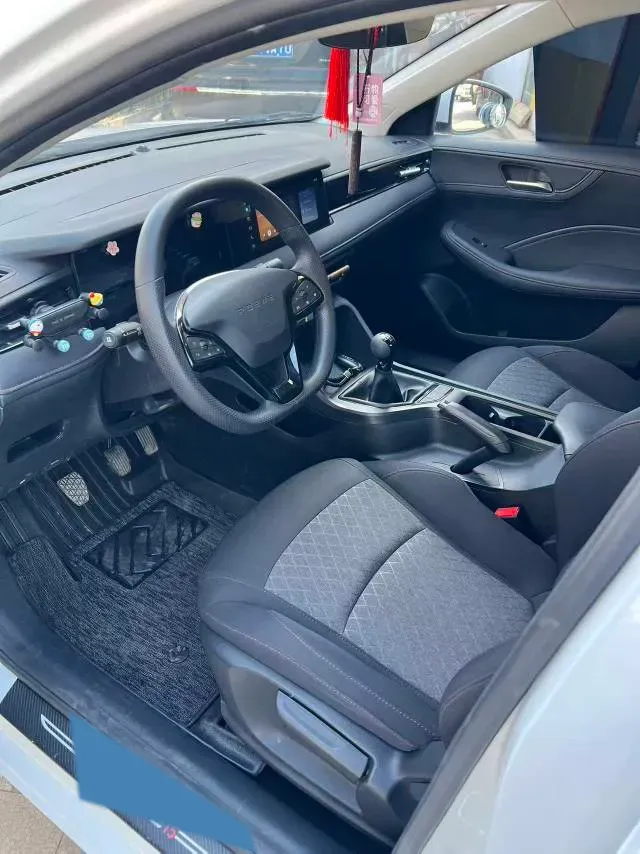 2023 Roewe i5 1.5L 129HP L4 5MT,autocango,china used car exporter,china ev exporter,chinese used car exporter,chinese used ev exporter