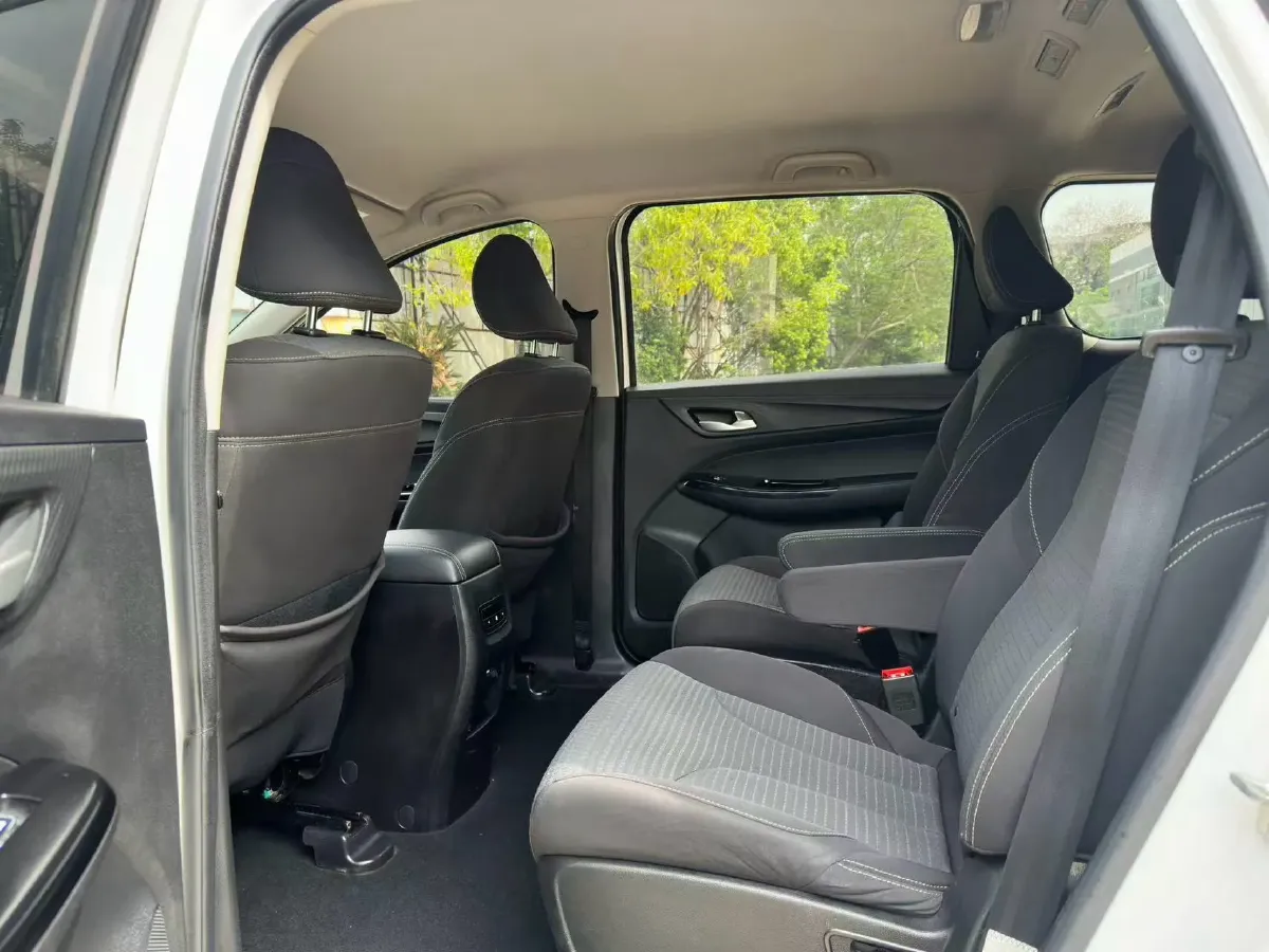 2019 BaoJun 730 1.5L 105HP L4 6MT,autocango,china used car exporter,china ev exporter,chinese used car exporter,chinese used ev exporter