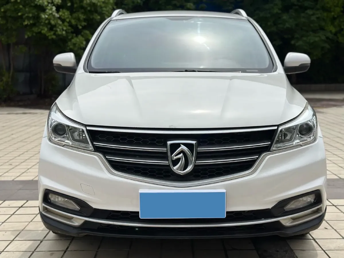 2019 BaoJun 730 1.5L 105HP L4 6MT,autocango,china used car exporter,china ev exporter,chinese used car exporter,chinese used ev exporter