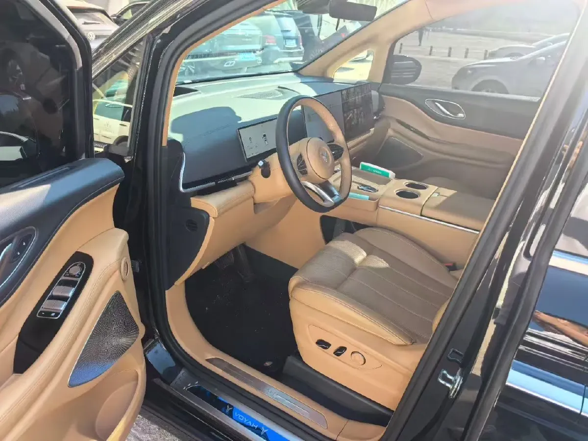 2025 Voyah Dream 1.5T 150HP L4 PHEV 41.7KWH,autocango,china used car exporter,china ev exporter,chinese used car exporter,chinese used ev exporter