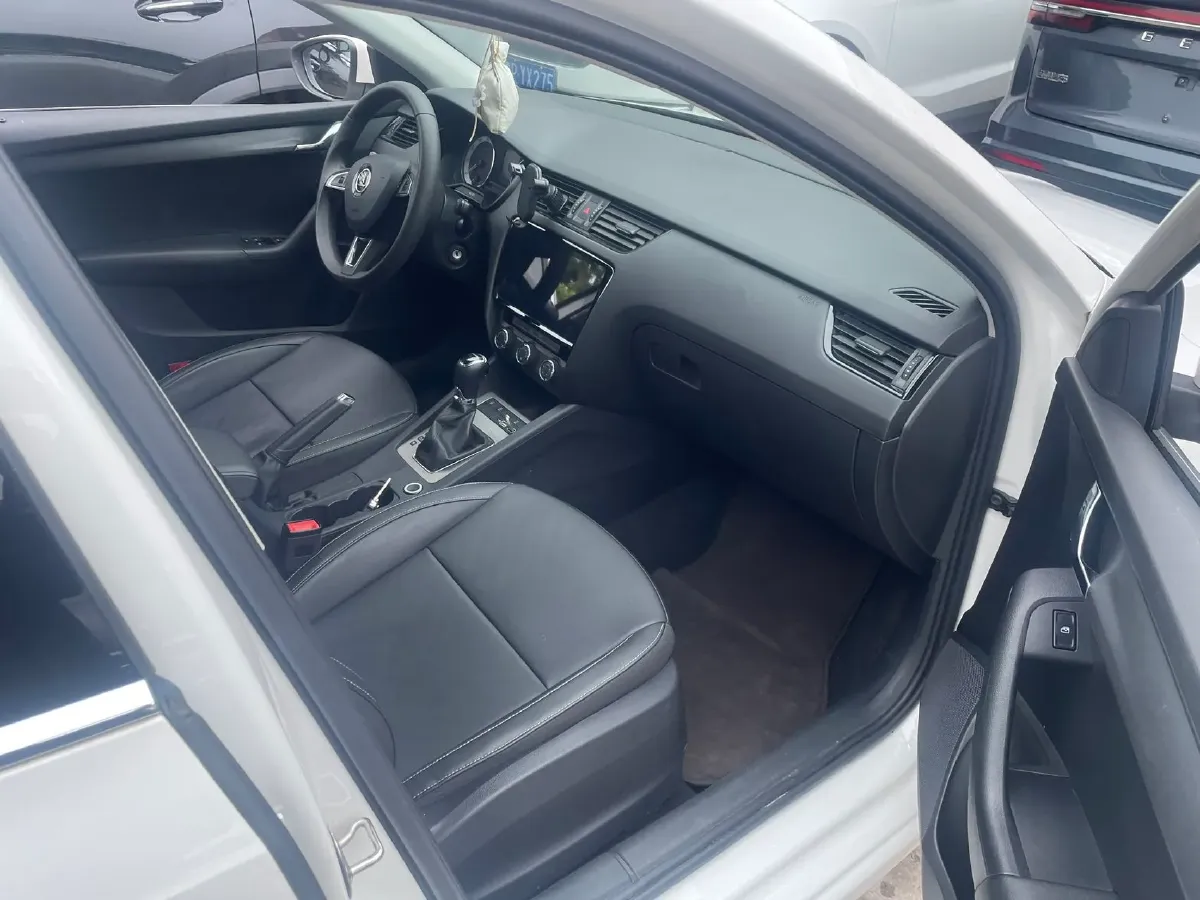 2021 Skoda Octavia 1.5L 113HP L4 6AT,autocango,china used car exporter,china ev exporter,chinese used car exporter,chinese used ev exporter
