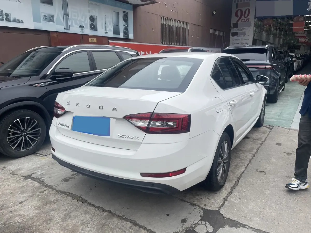 2021 Skoda Octavia 1.5L 113HP L4 6AT,autocango,china used car exporter,china ev exporter,chinese used car exporter,chinese used ev exporter