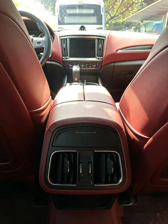 2022 Maserati Levante 2.0T 330HP L4 8AT,autocango,china used car exporter,china ev exporter,chinese used car exporter,chinese used ev exporter