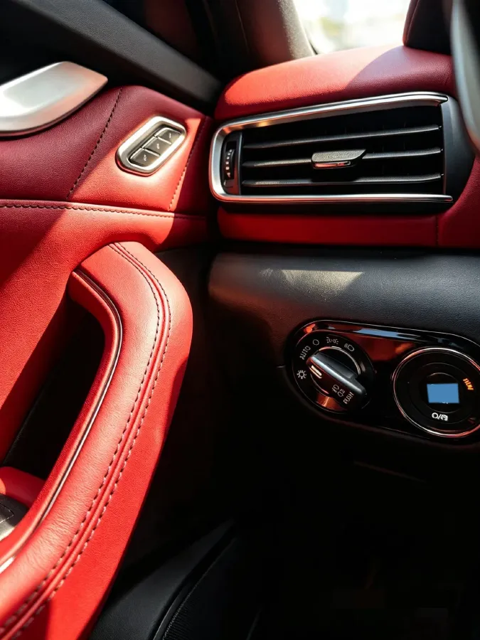 2022 Maserati Levante 2.0T 330HP L4 8AT,autocango,china used car exporter,china ev exporter,chinese used car exporter,chinese used ev exporter