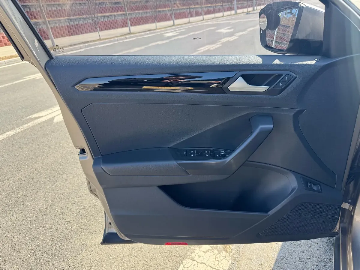 2022 Volkswagen T-Roc 1.4T 150HP L4 7DCT,autocango,china used car exporter,china ev exporter,chinese used car exporter,chinese used ev exporter