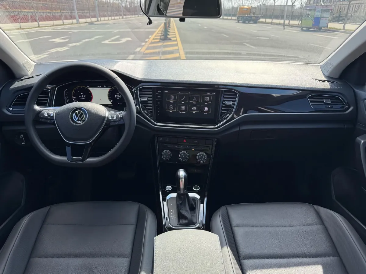 2022 Volkswagen T-Roc 1.4T 150HP L4 7DCT,autocango,china used car exporter,china ev exporter,chinese used car exporter,chinese used ev exporter