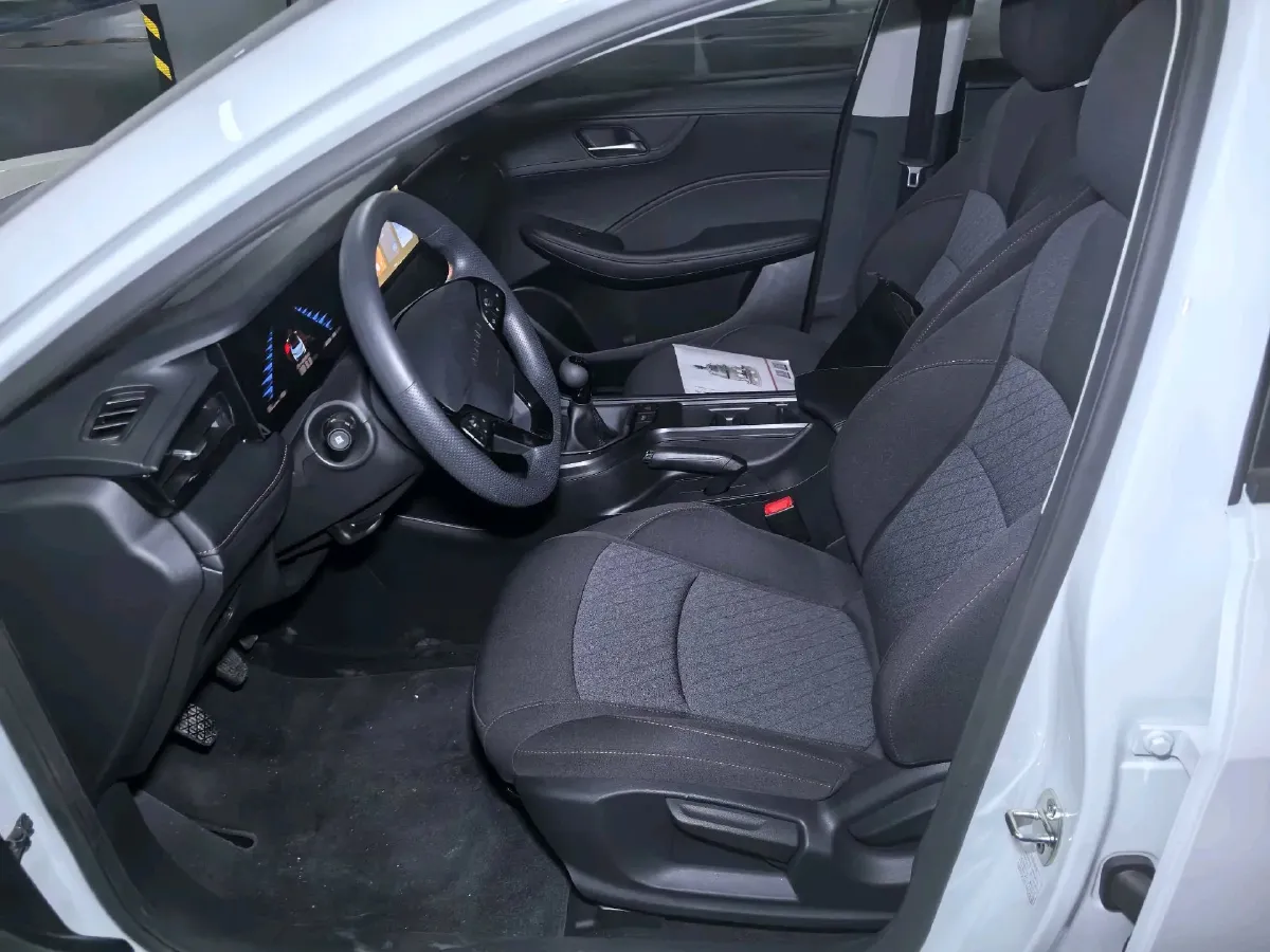 2023 Roewe i5 1.5L 129HP L4 5MT,autocango,china used car exporter,china ev exporter,chinese used car exporter,chinese used ev exporter