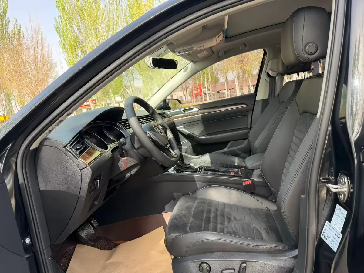 2018 Volkswagen Magotan 2.0T 220HP L4 7DCT,autocango,china used car exporter,china ev exporter,chinese used car exporter,chinese used ev exporter