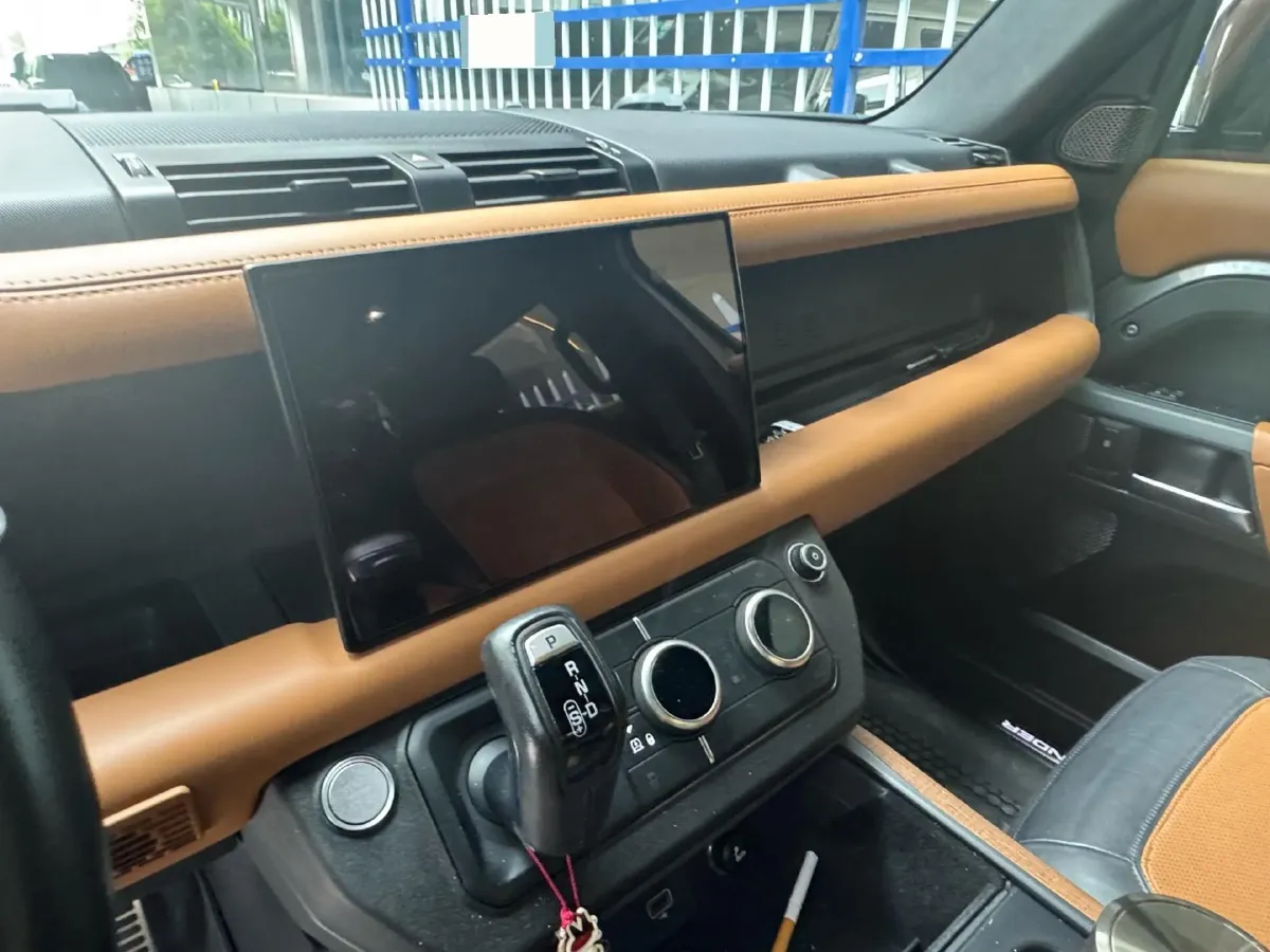 2022 Land Rover Defender 3.0T 400HP L6 8AT,autocango,china used car exporter,china ev exporter,chinese used car exporter,chinese used ev exporter