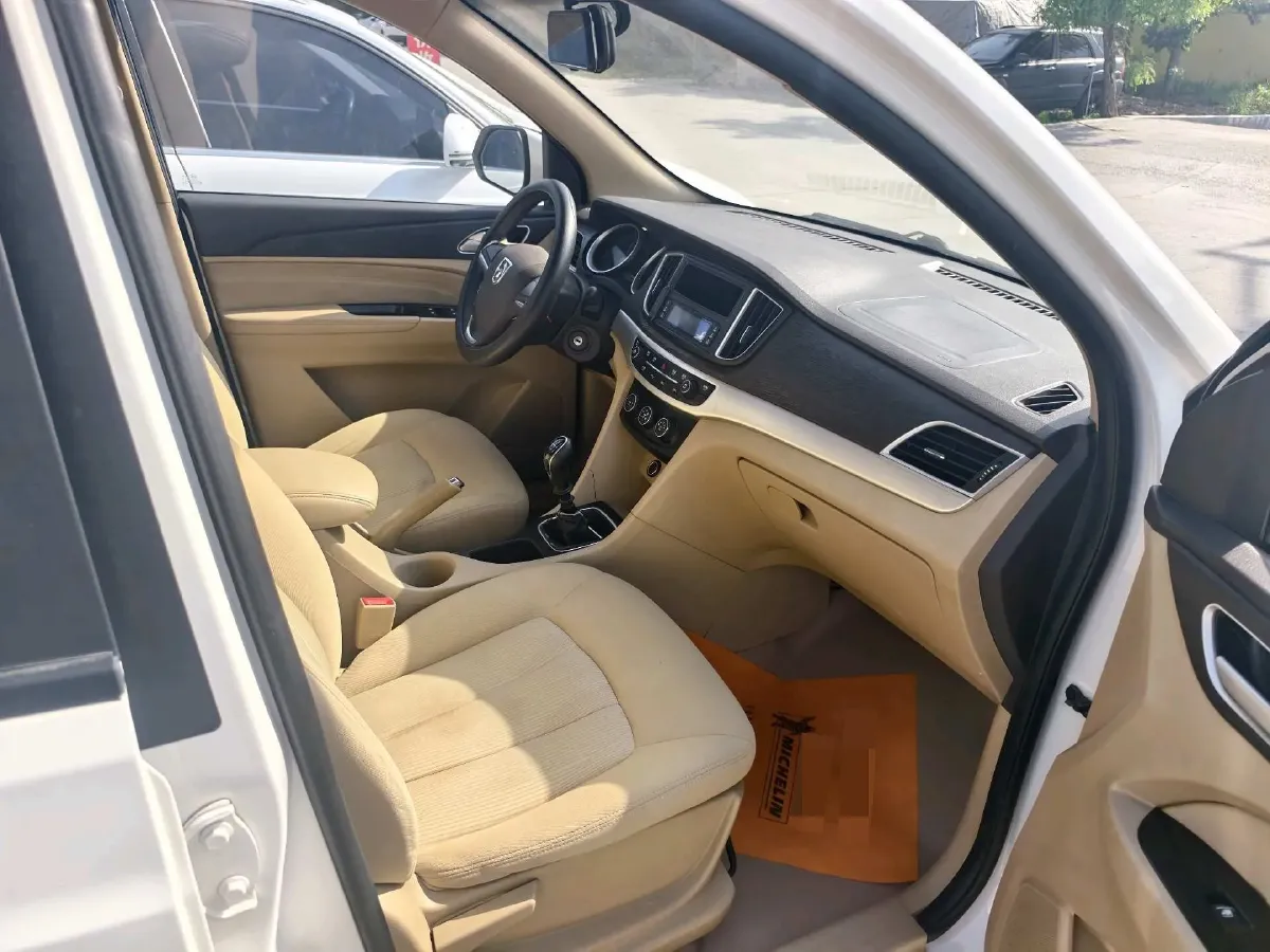 2019 BaoJun 730 1.5L 105HP L4 6MT,autocango,china used car exporter,china ev exporter,chinese used car exporter,chinese used ev exporter