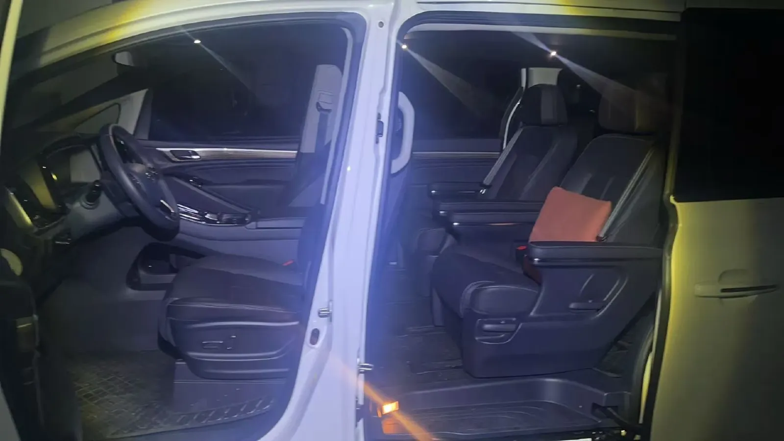 2021 GAC Trumpchi M8 2.0T 252HP L4 8AT,autocango,china used car exporter,china ev exporter,chinese used car exporter,chinese used ev exporter