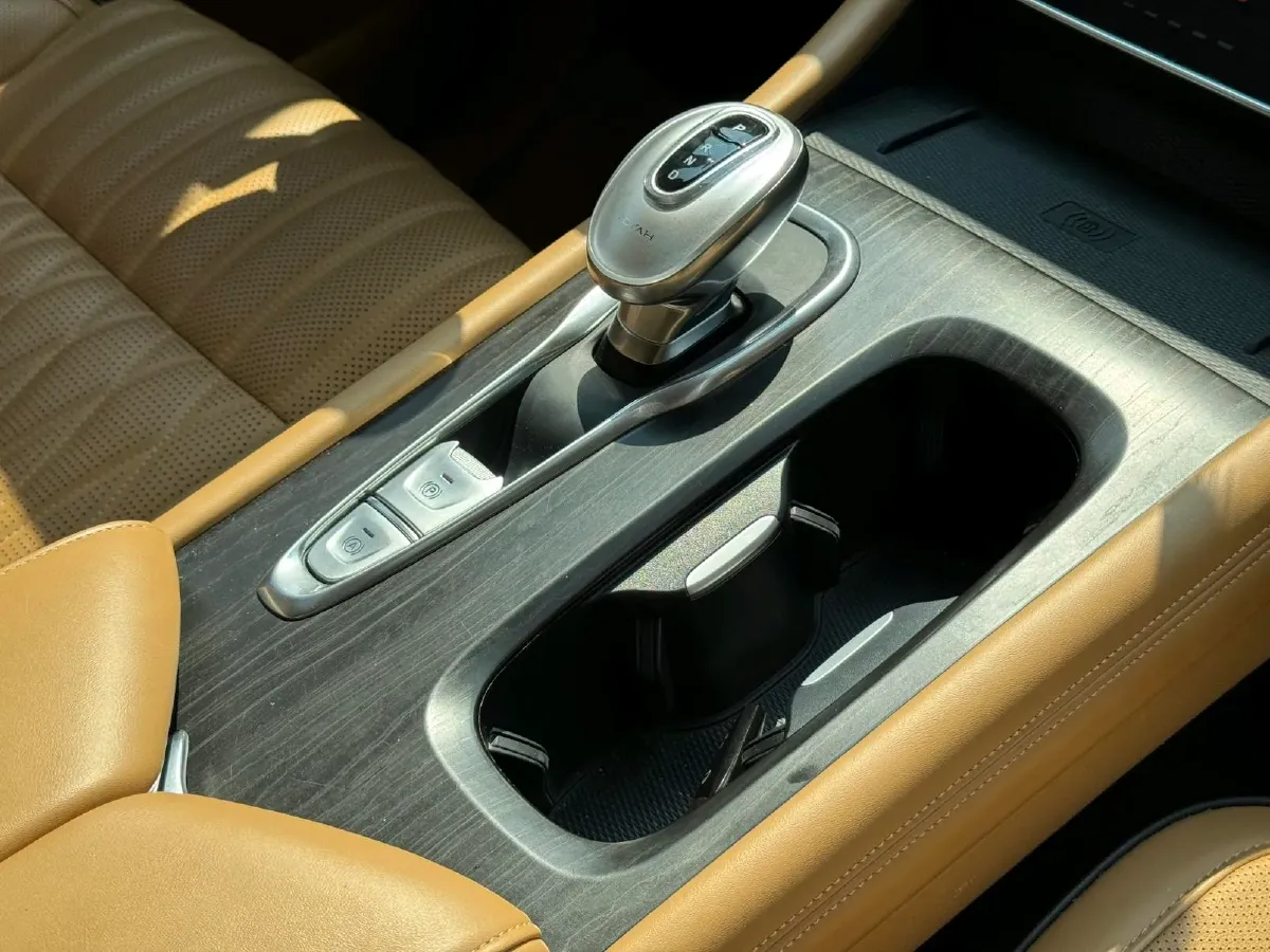 2022 Voyah Dream 1.5T 136HP L4 PHEV 25.57KWH,autocango,china used car exporter,china ev exporter,chinese used car exporter,chinese used ev exporter