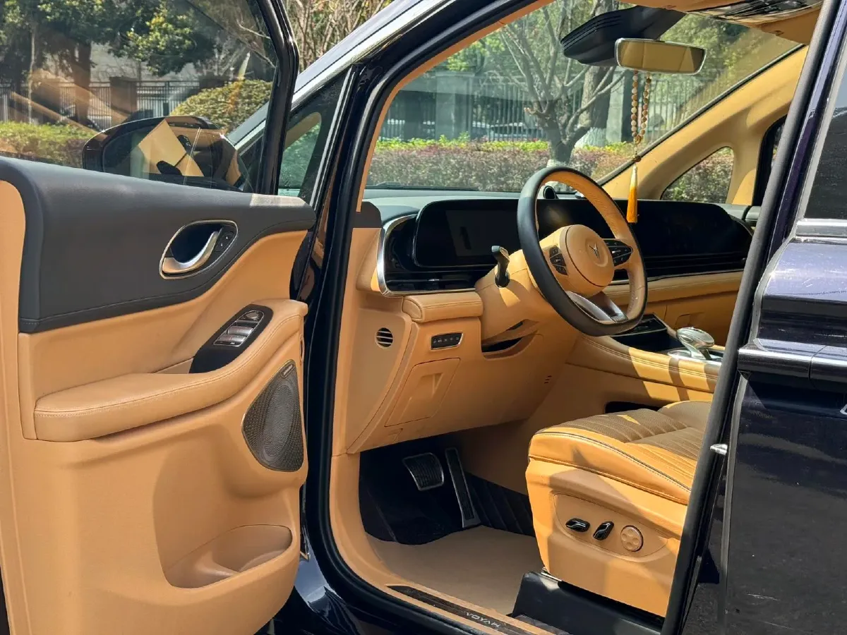 2022 Voyah Dream 1.5T 136HP L4 PHEV 25.57KWH,autocango,china used car exporter,china ev exporter,chinese used car exporter,chinese used ev exporter