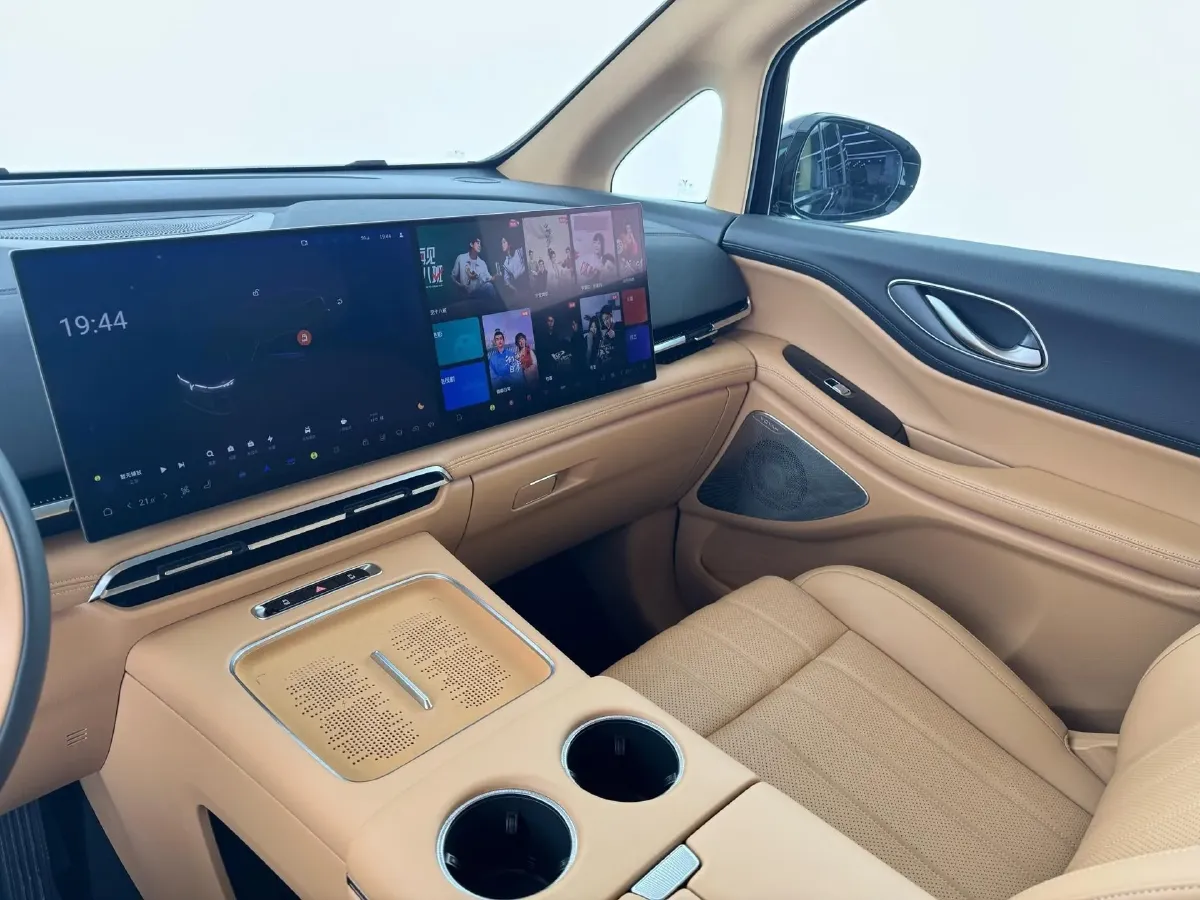 2025 Voyah Dream 1.5T 150HP L4 PHEV 41.7KWH,autocango,china used car exporter,china ev exporter,chinese used car exporter,chinese used ev exporter