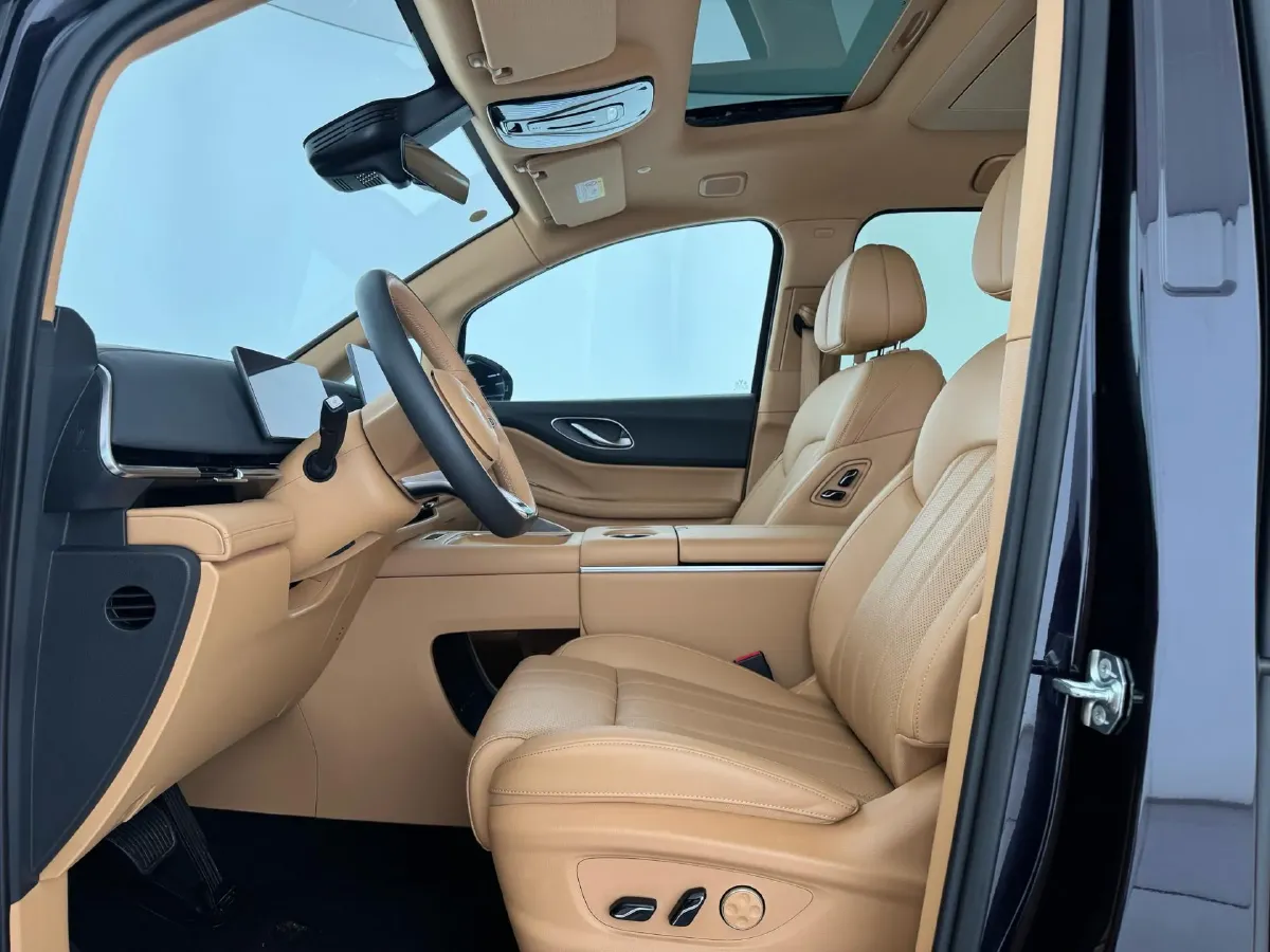 2025 Voyah Dream 1.5T 150HP L4 PHEV 41.7KWH,autocango,china used car exporter,china ev exporter,chinese used car exporter,chinese used ev exporter