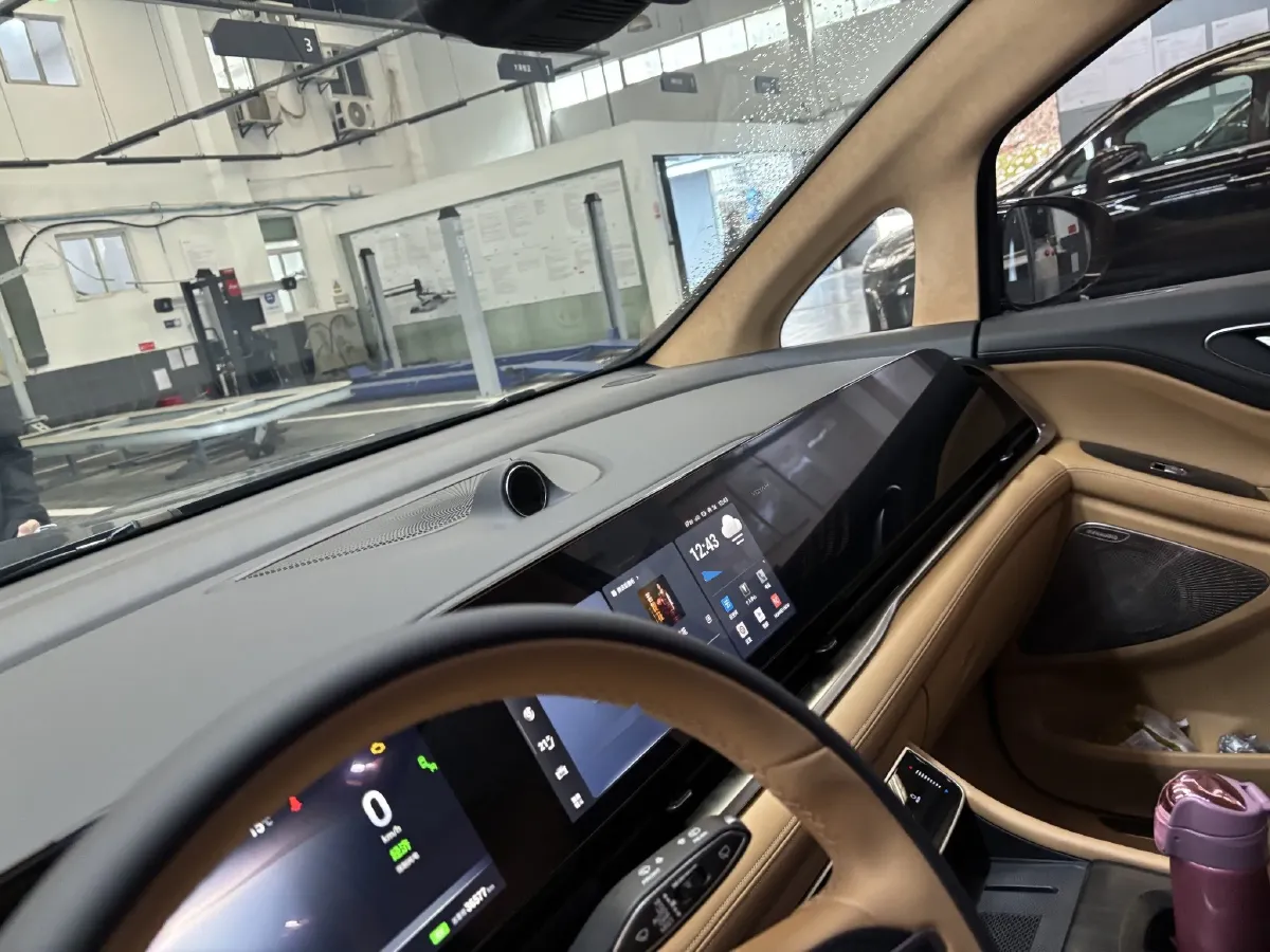 2024 Voyah Dream 1.5T 150HP L4 PHEV 43KWH,autocango,china used car exporter,china ev exporter,chinese used car exporter,chinese used ev exporter