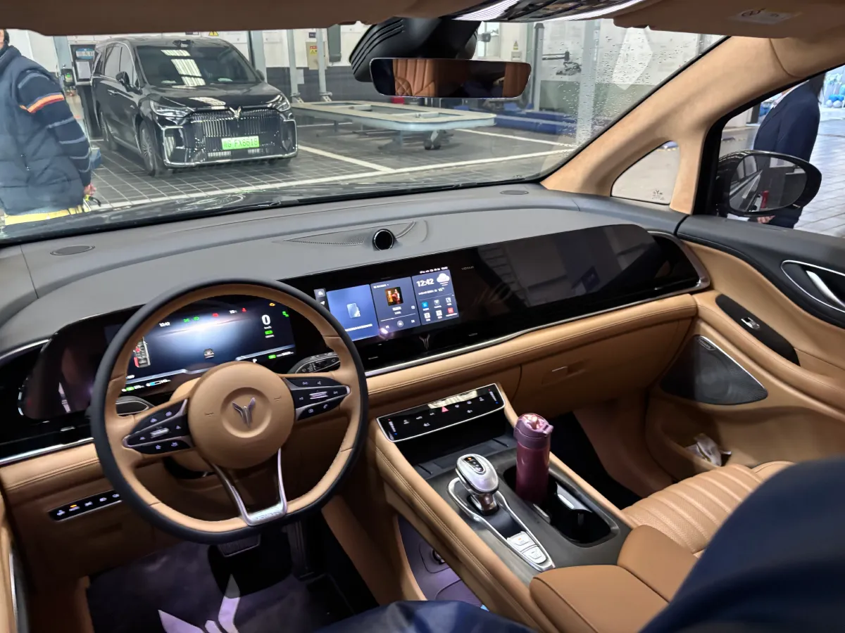 2024 Voyah Dream 1.5T 150HP L4 PHEV 43KWH,autocango,china used car exporter,china ev exporter,chinese used car exporter,chinese used ev exporter