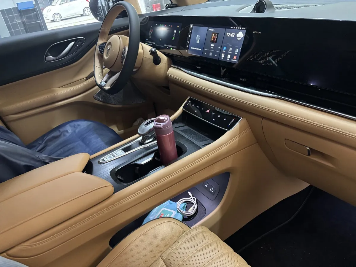 2024 Voyah Dream 1.5T 150HP L4 PHEV 43KWH,autocango,china used car exporter,china ev exporter,chinese used car exporter,chinese used ev exporter