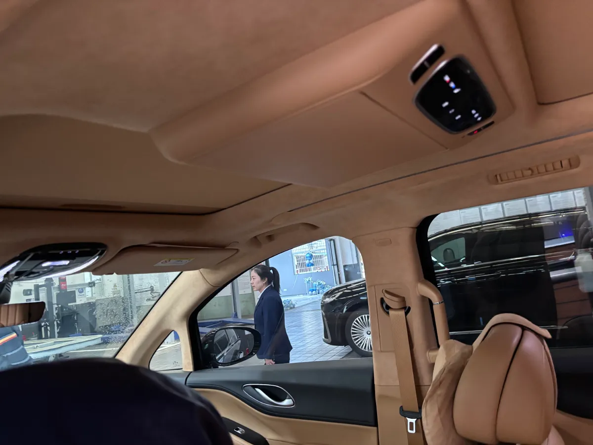 2024 Voyah Dream 1.5T 150HP L4 PHEV 43KWH,autocango,china used car exporter,china ev exporter,chinese used car exporter,chinese used ev exporter