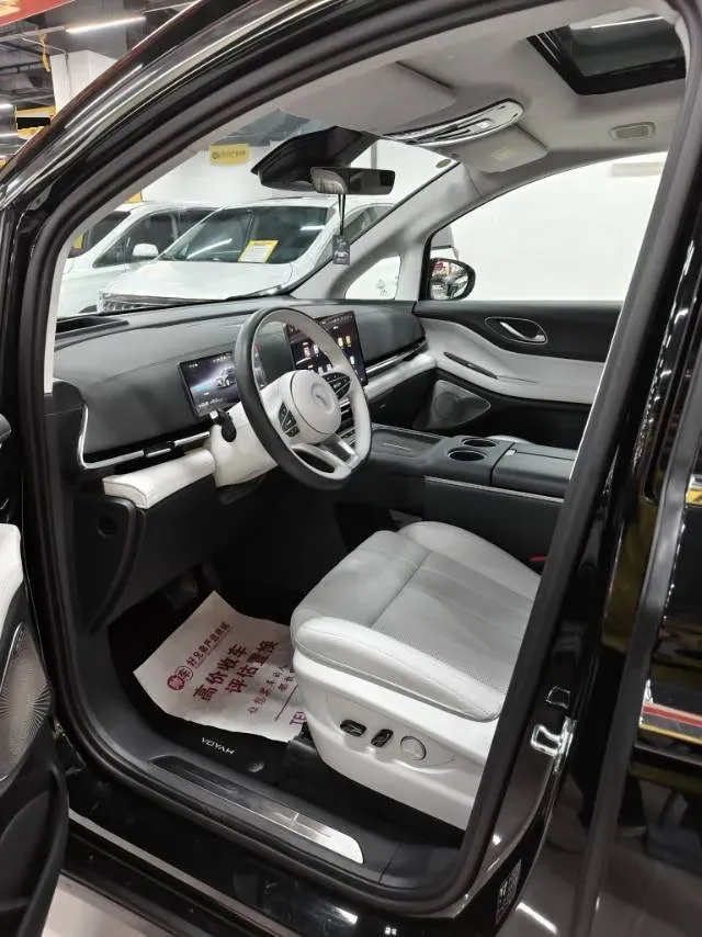 2025 Voyah Dream 1.5T 150HP L4 PHEV 41.7KWH,autocango,china used car exporter,china ev exporter,chinese used car exporter,chinese used ev exporter