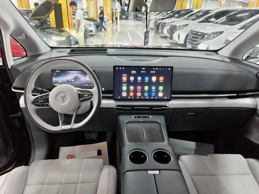 2025 Voyah Dream 1.5T 150HP L4 PHEV 41.7KWH,autocango,china used car exporter,china ev exporter,chinese used car exporter,chinese used ev exporter