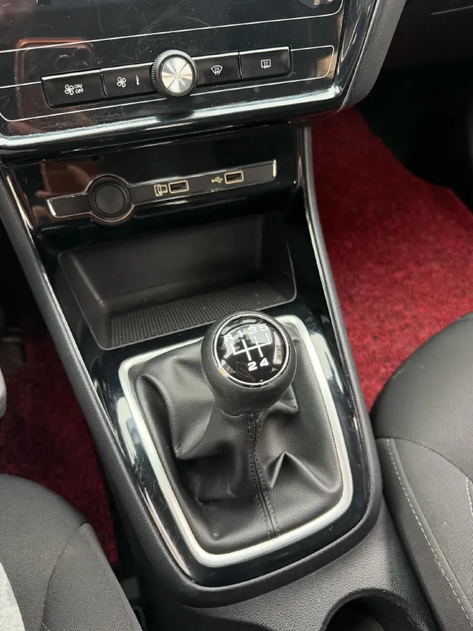 2020 Roewe i5 1.5L 120HP L4 CVT,autocango,china used car exporter,china ev exporter,chinese used car exporter,chinese used ev exporter