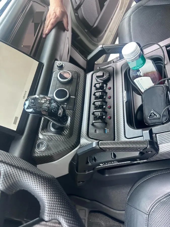 2023 Land Rover Defender 3.0T 400HP L6 8AT,autocango,china used car exporter,china ev exporter,chinese used car exporter,chinese used ev exporter